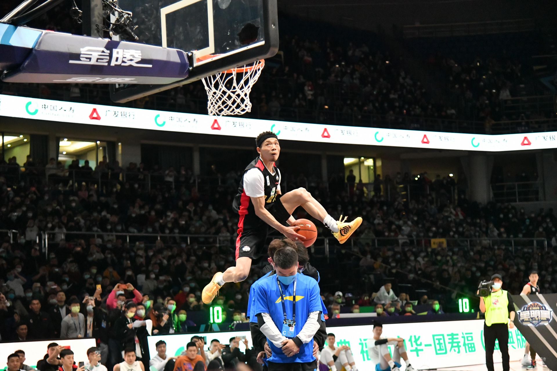 在此背景下 在此背景下